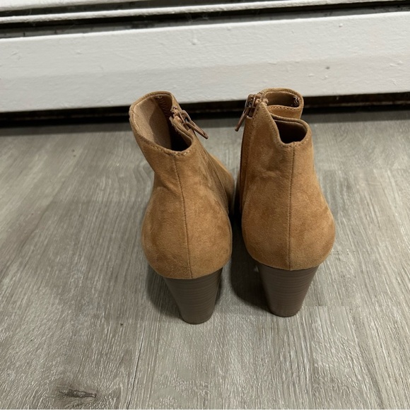 Old Navy Tan Faux Suede Ankle Block Heel Round Toe Booties Women’s Size 8 - Picture 5 of 9